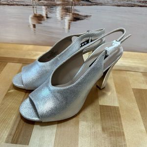 DKNY HEELS SIZE 6 SILVER COLOR